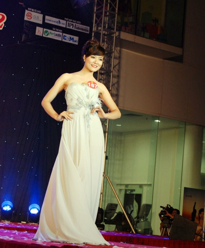 Cô gái đến từ ĐH Luật Hà Nội sở hữu một vóc dáng đẹp và nụ cười quyến rũ. >>Ngẩn ngơ trước nhan sắc của Mỹ Nhân >> Ngắm vẻ đẹp căng tràn của Lê Hoàng Bảo Trân >>Thục Vy - Á khôi cực xinh trên đất Sài thành >>NGẮM NHAN SẮC MẶN MÀ CỦA HOA KHÔI PHẠM PHƯƠNG THẢO Vẻ đẹp ngọt ngào của hot girl Lilly Luta >> NHAN SẮC YÊU KIỀU CỦA CÁC NỮ DOANH NHÂN TƯƠNG LAI >> Hotgirl Thảo My "đốt cháy mùa đông" đón Noel >> HOTGIRL KHẢ NGÂN, BẢO TRÂN KHIẾN SAO HÀN PHẢI GHEN TỊ