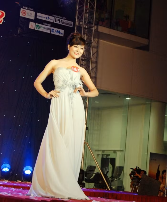 Cô gái đến từ ĐH Luật Hà Nội sở hữu một vóc dáng đẹp và nụ cười quyến rũ. >>Ngẩn ngơ trước nhan sắc của Mỹ Nhân >> Ngắm vẻ đẹp căng tràn của Lê Hoàng Bảo Trân >>Thục Vy - Á khôi cực xinh trên đất Sài thành >>NGẮM NHAN SẮC MẶN MÀ CỦA HOA KHÔI PHẠM PHƯƠNG THẢO Vẻ đẹp ngọt ngào của hot girl Lilly Luta >> NHAN SẮC YÊU KIỀU CỦA CÁC NỮ DOANH NHÂN TƯƠNG LAI >> Hotgirl Thảo My "đốt cháy mùa đông" đón Noel >> HOTGIRL KHẢ NGÂN, BẢO TRÂN KHIẾN SAO HÀN PHẢI GHEN TỊ