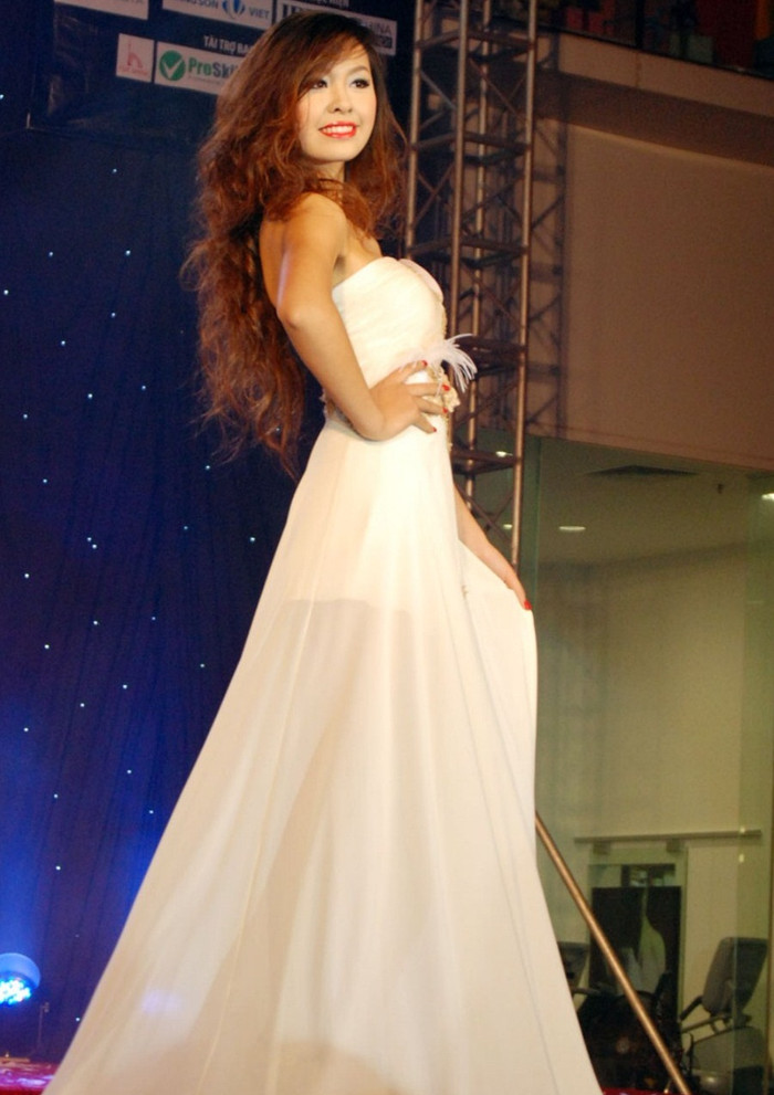 Thanh Hương có nụ cười tươi sáng hồn nhiên. >>Ngẩn ngơ trước nhan sắc của Mỹ Nhân >> Ngắm vẻ đẹp căng tràn của Lê Hoàng Bảo Trân >>Thục Vy - Á khôi cực xinh trên đất Sài thành >>NGẮM NHAN SẮC MẶN MÀ CỦA HOA KHÔI PHẠM PHƯƠNG THẢO Vẻ đẹp ngọt ngào của hot girl Lilly Luta >> NHAN SẮC YÊU KIỀU CỦA CÁC NỮ DOANH NHÂN TƯƠNG LAI >> Hotgirl Thảo My "đốt cháy mùa đông" đón Noel >> HOTGIRL KHẢ NGÂN, BẢO TRÂN KHIẾN SAO HÀN PHẢI GHEN TỊ