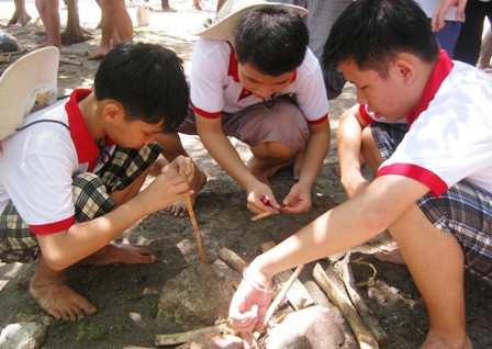 Để trẻ được tự phục vụ, được trải nghiệm là cách để giáo dục lòng yêu thương.