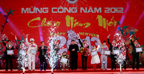 Thầy Chu Quang Đức (ở giữa) tại lễ vinh danh 10 gương mặt trẻ tiêu biểu thủ đô. Thầy Chu Quang Đức (ở giữa) tại lễ vinh danh 10 gương mặt trẻ tiêu biểu thủ đô.