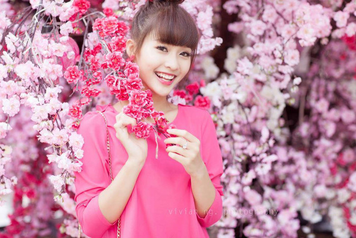 "Có khi còn không nghĩ đến việc một cô gái nữ tính thuần khiết lại là một găng thủ lợi hại. Tuy nhiên hôm nay mọi người sẽ được nhận diện một cô nàng boxing xinh đẹp đang nổi danh ở Việt Nam với cái tên Khả Ngân hay Ngân Sushi. Người đẹp này nổi tiếng với 3 nguyên nhân chính: Cô ấy vô cùng xinh đẹp, cô ấy chơi đấm bốc và người đẹp này mới chỉ 15 tuổi”, báo chí Trung Quốc thông tin.