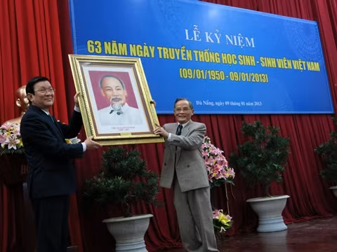 Chủ tịch nước trao tặng ảnh chân dung Bác Hồ đến ông Lê Công Cơ - đại diện thầy trò ĐH Duy Tân, nguyên là một trong những cán bộ chủ chốt của phong trào.