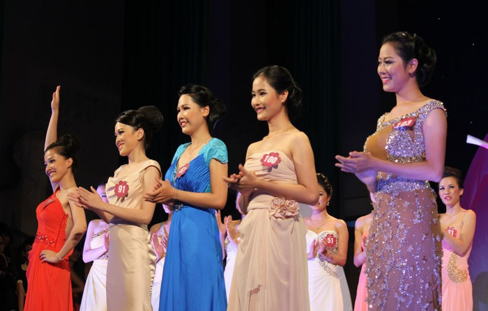 5 nữ sinh lọt vào chung kết phải vượt qua vòng thi ứng xử. >>Nhan sắc ngọt ngào của Hoa khôi Bích Khanh >>Ngẩn ngơ trước nhan sắc của Mỹ Nhân >> Ngắm vẻ đẹp căng tràn của Lê Hoàng Bảo Trân >>Thục Vy - Á khôi cực xinh trên đất Sài thành >>NGẮM NHAN SẮC MẶN MÀ CỦA HOA KHÔI PHẠM PHƯƠNG THẢO Vẻ đẹp ngọt ngào của hot girl Lilly Luta >> NHAN SẮC YÊU KIỀU CỦA CÁC NỮ DOANH NHÂN TƯƠNG LAI 5 nữ sinh lọt vào chung kết phải vượt qua vòng thi ứng xử. >>Nhan sắc ngọt ngào của Hoa khôi Bích Khanh >>Ngẩn ngơ trước nhan sắc của Mỹ Nhân >> Ngắm vẻ đẹp căng tràn của Lê Hoàng Bảo Trân >>Thục Vy - Á khôi cực xinh trên đất Sài thành >>NGẮM NHAN SẮC MẶN MÀ CỦA HOA KHÔI PHẠM PHƯƠNG THẢO Vẻ đẹp ngọt ngào của hot girl Lilly Luta >> NHAN SẮC YÊU KIỀU CỦA CÁC NỮ DOANH NHÂN TƯƠNG LAI