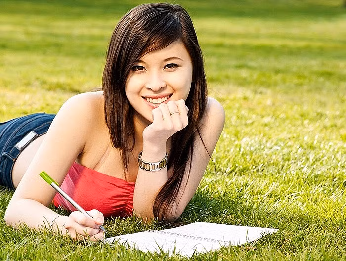 Cuộc thi Miss Ảnh sinh viên Việt tại Đức đã chọn ra 10 gương mặt xinh đẹp và tài năng nhất để bước tiếp vào vòng 2 của cuộc thi. >>Nhan sắc ngọt ngào của Hoa khôi Bích Khanh >>Ngẩn ngơ trước nhan sắc của Mỹ Nhân >> Ngắm vẻ đẹp căng tràn của Lê Hoàng Bảo Trân >>Thục Vy - Á khôi cực xinh trên đất Sài thành >>NGẮM NHAN SẮC MẶN MÀ CỦA HOA KHÔI PHẠM PHƯƠNG THẢO