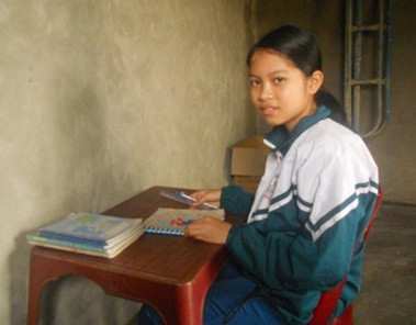Em Bùi Thị Thảo bên góc học tập.