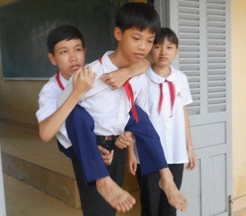 Hồi học cấp 1 hàng ngày Cẩm phải cõng Lai đến trường. Nhưng giờ Lai lớn hơn, Cẩm phải nhờ bạn Minh Tuấn gánh lấy việc này. Hồi học cấp 1 hàng ngày Cẩm phải cõng Lai đến trường. Nhưng giờ Lai lớn hơn, Cẩm phải nhờ bạn Minh Tuấn gánh lấy việc này.