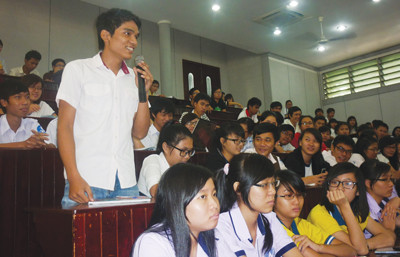 Sinh viên chia sẻ phương pháp học trong buổi giao lưu tại Trường Đại học Khoa học Tự nhiên TPHCM.