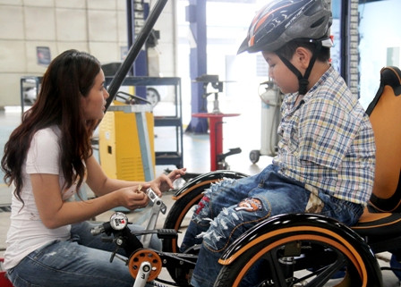 Thu Hiền trao đổi cùng em Vũ Minh Hùng, cậu bé không tay về chiếc xe đặc biệt này. Thu Hiền trao đổi cùng em Vũ Minh Hùng, cậu bé không tay về chiếc xe đặc biệt này.