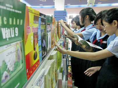 GS Nguyễn Xuân Hãn: "Để ngăn chặn sự lãng phí ghê gớm này, Quốc hội cần đưa ra một chế tài: SGK được in ra, phải được dùng ít nhất một vòng là 12 năm hay lâu hơn mới được in lại một lần". GS Nguyễn Xuân Hãn: "Để ngăn chặn sự lãng phí ghê gớm này, Quốc hội cần đưa ra một chế tài: SGK được in ra, phải được dùng ít nhất một vòng là 12 năm hay lâu hơn mới được in lại một lần".