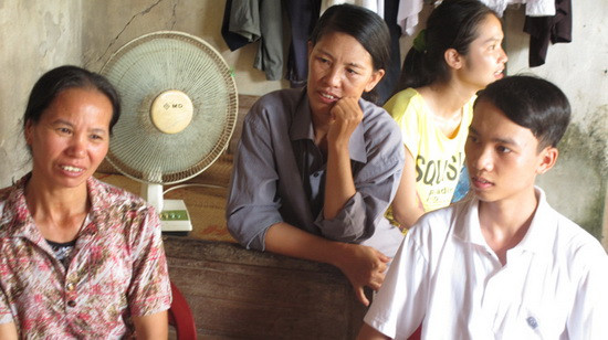 Thủ khoa Lê Đức Duẩn và mẹ (ngoài cùng bên trái)