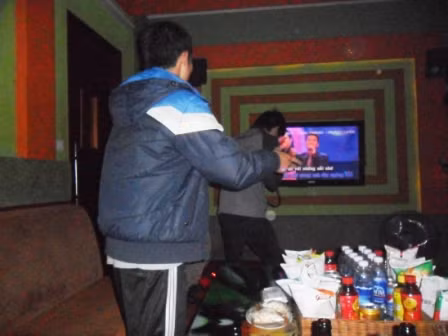 Có tiền vay, xả stress bằng nhậu và hát Karaoke. Có tiền vay, xả stress bằng nhậu và hát Karaoke.