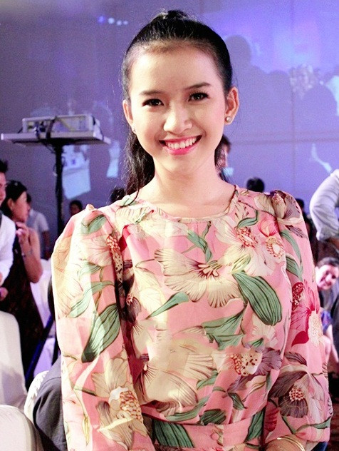 Phạm Hồng Lê Giang là Á khôi Quốc học Huế, Hoa khôi ĐH Kinh tế Huế và là gương mặt đại diện cho Festival Huế 2012. Cô bạn từng đoạt HCV Olympic và giải Ba môn Hóa học cấp Quốc gia.