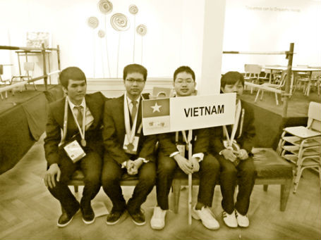 Bảo Linh (thứ hai từ trái qua) cùng các bạn trong đội tuyển Việt Nam thi Olympic Toán Quốc tế lần thứ 53. Bảo Linh (thứ hai từ trái qua) cùng các bạn trong đội tuyển Việt Nam thi Olympic Toán Quốc tế lần thứ 53.