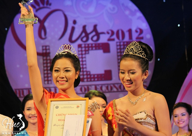 Nguyễn Thị Như Ý - Nữ sinh có gương mặt khả ái nhất cũng đăng quang Hoa khôi HCE 2012. >>Nhan sắc ngọt ngào của Hoa khôi Bích Khanh >>Ngẩn ngơ trước nhan sắc của Mỹ Nhân >> Ngắm vẻ đẹp căng tràn của Lê Hoàng Bảo Trân >>Thục Vy - Á khôi cực xinh trên đất Sài thành >>NGẮM NHAN SẮC MẶN MÀ CỦA HOA KHÔI PHẠM PHƯƠNG THẢO Vẻ đẹp ngọt ngào của hot girl Lilly Luta >> Hotgirl Thảo My "đốt cháy mùa đông" đón Noel Nguyễn Thị Như Ý - Nữ sinh có gương mặt khả ái nhất cũng đăng quang Hoa khôi HCE 2012. >>Nhan sắc ngọt ngào của Hoa khôi Bích Khanh >>Ngẩn ngơ trước nhan sắc của Mỹ Nhân >> Ngắm vẻ đẹp căng tràn của Lê Hoàng Bảo Trân >>Thục Vy - Á khôi cực xinh trên đất Sài thành >>NGẮM NHAN SẮC MẶN MÀ CỦA HOA KHÔI PHẠM PHƯƠNG THẢO Vẻ đẹp ngọt ngào của hot girl Lilly Luta >> Hotgirl Thảo My "đốt cháy mùa đông" đón Noel