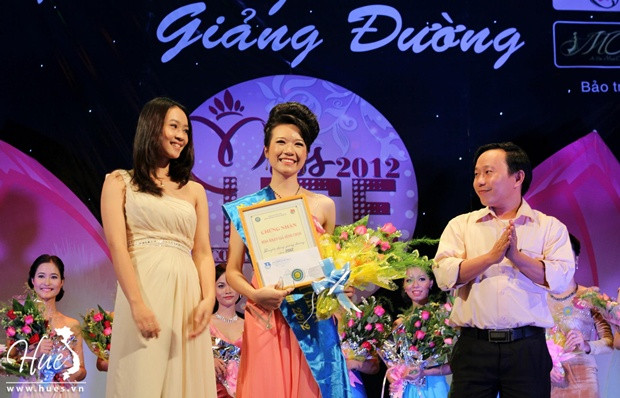 Miss được khán giả bình chọn - Đặng Thị Linh Chi >>Nhan sắc ngọt ngào của Hoa khôi Bích Khanh >>Ngẩn ngơ trước nhan sắc của Mỹ Nhân >> Ngắm vẻ đẹp căng tràn của Lê Hoàng Bảo Trân >>Thục Vy - Á khôi cực xinh trên đất Sài thành >>NGẮM NHAN SẮC MẶN MÀ CỦA HOA KHÔI PHẠM PHƯƠNG THẢO >> NHAN SẮC YÊU KIỀU CỦA CÁC NỮ DOANH NHÂN TƯƠNG LAI >> Hotgirl Thảo My "đốt cháy mùa đông" đón Noel Miss được khán giả bình chọn - Đặng Thị Linh Chi >>Nhan sắc ngọt ngào của Hoa khôi Bích Khanh >>Ngẩn ngơ trước nhan sắc của Mỹ Nhân >> Ngắm vẻ đẹp căng tràn của Lê Hoàng Bảo Trân >>Thục Vy - Á khôi cực xinh trên đất Sài thành >>NGẮM NHAN SẮC MẶN MÀ CỦA HOA KHÔI PHẠM PHƯƠNG THẢO >> NHAN SẮC YÊU KIỀU CỦA CÁC NỮ DOANH NHÂN TƯƠNG LAI >> Hotgirl Thảo My "đốt cháy mùa đông" đón Noel