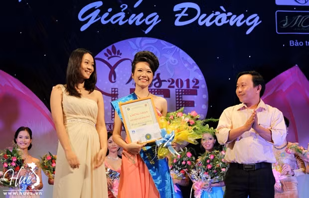 Miss được khán giả bình chọn - Đặng Thị Linh Chi >>Nhan sắc ngọt ngào của Hoa khôi Bích Khanh >>Ngẩn ngơ trước nhan sắc của Mỹ Nhân >> Ngắm vẻ đẹp căng tràn của Lê Hoàng Bảo Trân >>Thục Vy - Á khôi cực xinh trên đất Sài thành >>NGẮM NHAN SẮC MẶN MÀ CỦA HOA KHÔI PHẠM PHƯƠNG THẢO >> NHAN SẮC YÊU KIỀU CỦA CÁC NỮ DOANH NHÂN TƯƠNG LAI >> Hotgirl Thảo My "đốt cháy mùa đông" đón Noel