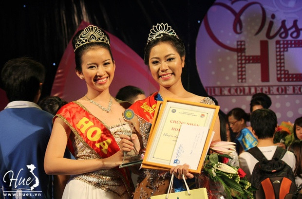 Miss HCE 2010 Phạm Hồng Lê Giang bên cạnh tân Hoa khôi. >>Nhan sắc ngọt ngào của Hoa khôi Bích Khanh >>Ngẩn ngơ trước nhan sắc của Mỹ Nhân >> Ngắm vẻ đẹp căng tràn của Lê Hoàng Bảo Trân >>Thục Vy - Á khôi cực xinh trên đất Sài thành >>NGẮM NHAN SẮC MẶN MÀ CỦA HOA KHÔI PHẠM PHƯƠNG THẢO Vẻ đẹp ngọt ngào của hot girl Lilly Luta >> NHAN SẮC YÊU KIỀU CỦA CÁC NỮ DOANH NHÂN TƯƠNG LAI Miss HCE 2010 Phạm Hồng Lê Giang bên cạnh tân Hoa khôi. >>Nhan sắc ngọt ngào của Hoa khôi Bích Khanh >>Ngẩn ngơ trước nhan sắc của Mỹ Nhân >> Ngắm vẻ đẹp căng tràn của Lê Hoàng Bảo Trân >>Thục Vy - Á khôi cực xinh trên đất Sài thành >>NGẮM NHAN SẮC MẶN MÀ CỦA HOA KHÔI PHẠM PHƯƠNG THẢO Vẻ đẹp ngọt ngào của hot girl Lilly Luta >> NHAN SẮC YÊU KIỀU CỦA CÁC NỮ DOANH NHÂN TƯƠNG LAI