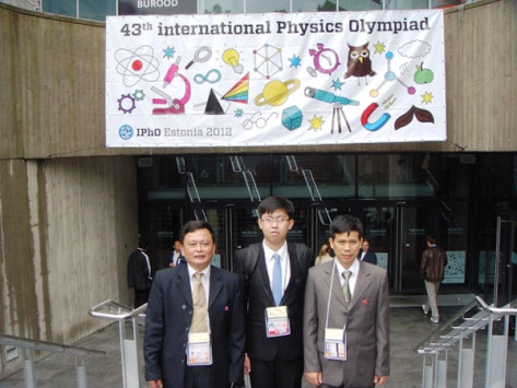 Ngô Phi Long (giữa) tại kỳ thi Olympic Vật Lý quốc tế 2012. Ngô Phi Long (giữa) tại kỳ thi Olympic Vật Lý quốc tế 2012.