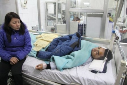 Gia đình Mạnh rất bức xúc về thói côn đồ của đám thanh niên lạ mặt. Gia đình Mạnh rất bức xúc về thói côn đồ của đám thanh niên lạ mặt.