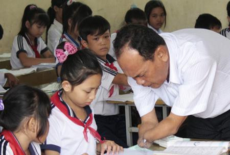 Thầy Khanh Rong trong giờ lên lớp. Thầy Khanh Rong trong giờ lên lớp.