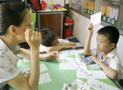 Bạn Ngọc Hân đang hướng dẫn một học sinh tập đọc. Bạn Ngọc Hân đang hướng dẫn một học sinh tập đọc.