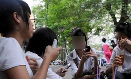 Không chỉ vất vả với việc truyền đạt kiến thức, nhiều giáo viên hiện nay cũng đau đầu trước với tình trạng học sinh sử dụng di động ở trường - Ảnh: Ngọc Thắng/Thanh Niên. Không chỉ vất vả với việc truyền đạt kiến thức, nhiều giáo viên hiện nay cũng đau đầu trước với tình trạng học sinh sử dụng di động ở trường - Ảnh: Ngọc Thắng/Thanh Niên.