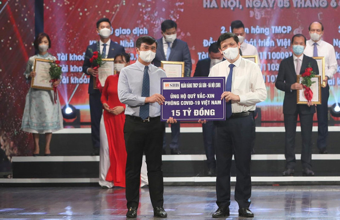 Ông Nguyễn Văn Lê - Tổng Giám đốc Ngân hàng SHB trao tặng Quỹ vaccine phòng COVID-19 15 tỷ đồng. Ông Nguyễn Văn Lê - Tổng Giám đốc Ngân hàng SHB trao tặng Quỹ vaccine phòng COVID-19 15 tỷ đồng.