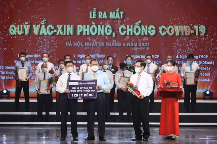 Đại diện Tập đoàn T&T Group trao tặng 120 tỷ đồng vào Quỹ Vaccine phòng COVID-19. Đại diện Tập đoàn T&T Group trao tặng 120 tỷ đồng vào Quỹ Vaccine phòng COVID-19.