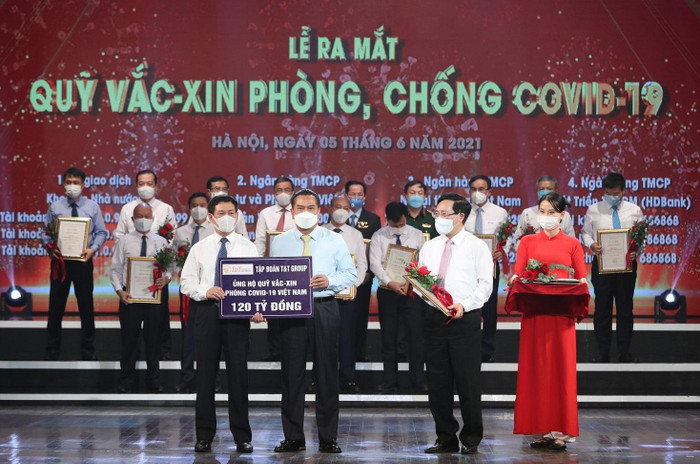 Đại diện Tập đoàn T&T Group trao tặng 120 tỷ đồng vào Quỹ Vaccine phòng COVID-19. Đại diện Tập đoàn T&T Group trao tặng 120 tỷ đồng vào Quỹ Vaccine phòng COVID-19.