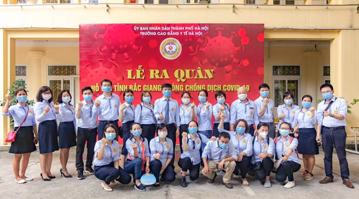 Những chiến binh áo trắng đến tâm dịch bằng với sức trẻ, nhiệt huyết, quyết tâm.