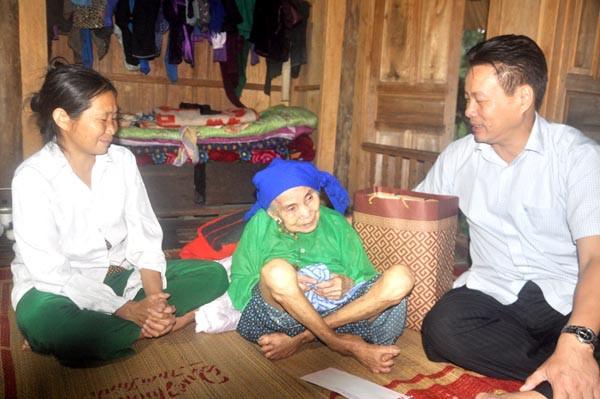 Ông Nguyễn Văn Sơn tặng quà mẹ Việt Nam anh hùng. ảnh: hagiang.gov.vn