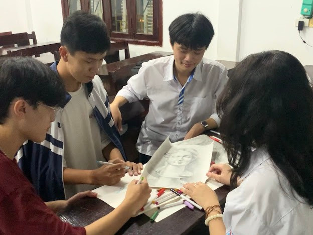 Học sinh Trường Phổ thông Hermann Gmeiner Vinh (tỉnh Nghệ An) sinh hoạt trong Câu lạc bộ Mỹ thuật. Ảnh: Nhân vật cung cấp.