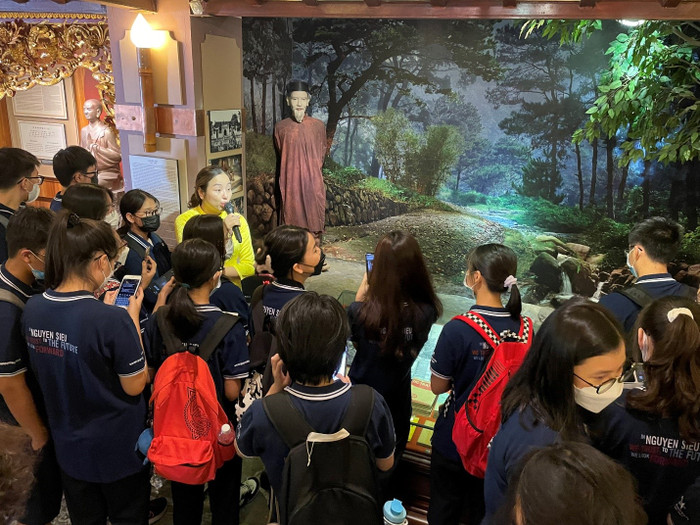 Học sinh Trường Nguyễn Siêu tham quan Bảo tàng Văn học Việt Nam. (Ảnh: NTCC). Học sinh Trường Nguyễn Siêu tham quan Bảo tàng Văn học Việt Nam. (Ảnh: NTCC).