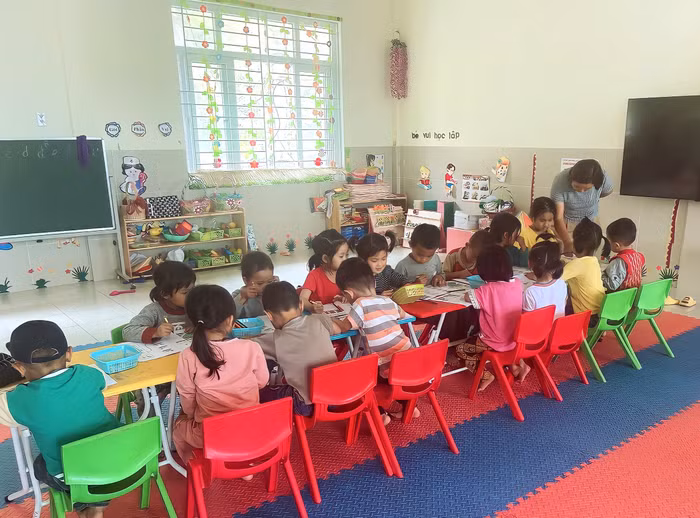 Nhà giáo Nguyễn Thị Tám cùng các em học sinh Trường Mầm non Xín Cái. (Ảnh: NVCC). Nhà giáo Nguyễn Thị Tám cùng các em học sinh Trường Mầm non Xín Cái. (Ảnh: NVCC).