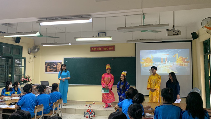 Nhà giáo Nguyễn Khánh Ngọc – giáo viên bộ môn Giáo dục Kinh tế và Pháp luật lớp 10 và học sinh trong tiết học được áp dụng phương pháp dạy học đổi mới. (Ảnh: Nhân vật cung cấp). Nhà giáo Nguyễn Khánh Ngọc – giáo viên bộ môn Giáo dục Kinh tế và Pháp luật lớp 10 và học sinh trong tiết học được áp dụng phương pháp dạy học đổi mới. (Ảnh: Nhân vật cung cấp).