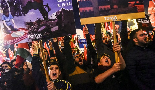 Người dân Palestine biểu tình phản đối quyết định của Tổng thống Donald Trump (Ảnh: AP).