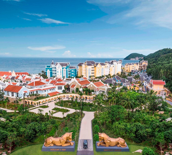 Khu nghỉ dưỡng JW Marriott Phu Quoc Emerald Bay ngày nay được xây dựng hiện đại, tiện nghi. Khu nghỉ dưỡng JW Marriott Phu Quoc Emerald Bay ngày nay được xây dựng hiện đại, tiện nghi.