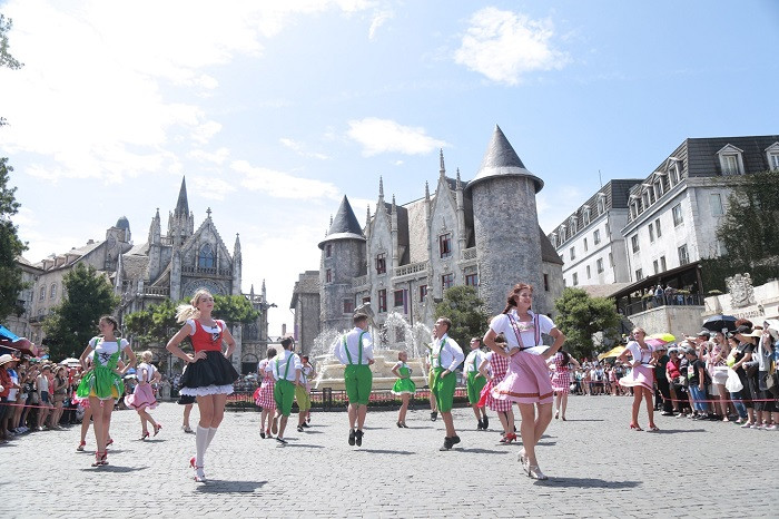 Sau 10 sau đỉnh Bà Nà đã trở thành khu nghỉ dưỡng Sun World Ba Na Hills đẳng cấp. Sau 10 sau đỉnh Bà Nà đã trở thành khu nghỉ dưỡng Sun World Ba Na Hills đẳng cấp.