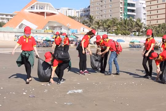 Cán bộ nhân viên VinMart+ dọn vệ sinh bãi biển Vũng Tàu.