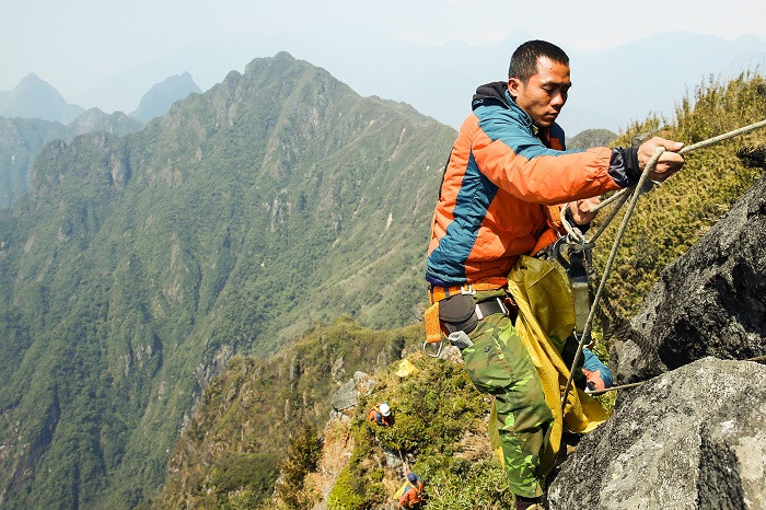 Đội quân “đu dây nhặt rác” ở đỉnh Fansipan. Đội quân “đu dây nhặt rác” ở đỉnh Fansipan.