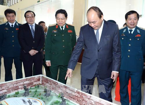 Thủ tướng Nguyễn Xuân Phúc thăm công trình sáng kiến Giải thưởng “Tuổi trẻ sáng tạo toàn quân năm 2017 và Festival sáng tạo trẻ toàn quốc 2017”. Ảnh: Thống Nhất/TTXVN Thủ tướng Nguyễn Xuân Phúc thăm công trình sáng kiến Giải thưởng “Tuổi trẻ sáng tạo toàn quân năm 2017 và Festival sáng tạo trẻ toàn quốc 2017”. Ảnh: Thống Nhất/TTXVN