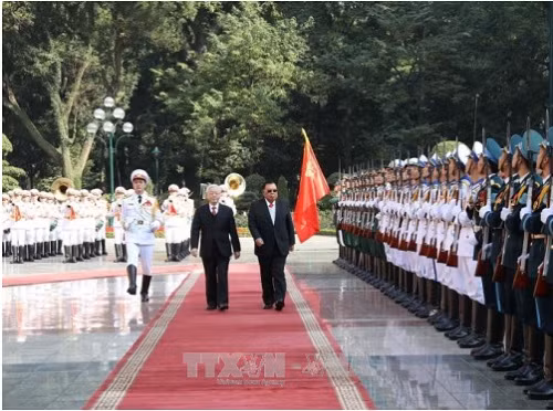 Tổng Bí thư Nguyễn Phú Trọng đón trọng thể Tổng Bí thư, Chủ tịch nước Lào