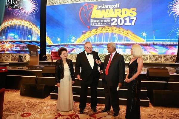 Madame Nguyễn Thị Nga (ngoài cùng bên trái) và Tỷ phú người Mỹ Bob Parsons (thứ 2 từ trái sang) tại APGS 2017.