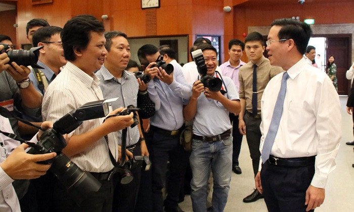 Trưởng Ban Tuyên giáo Trung ương trò chuyện với phóng viên bên lề hội nghị.