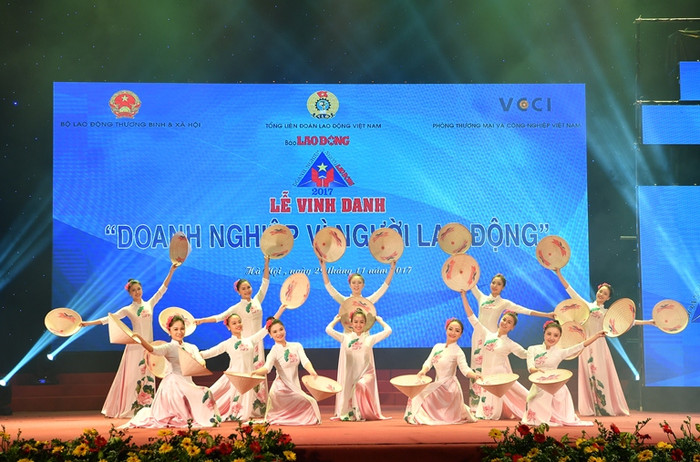 Một tiết mục văn nghệ chào mừng Lễ vinh danh “Doanh nghiệp vì Người Lao động” năm 2017.