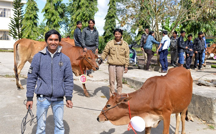 Nông dân huyện Đam Rông (Lâm Đồng) phấn khởi nhận món quà ý nghĩa vào dịp cuối năm.