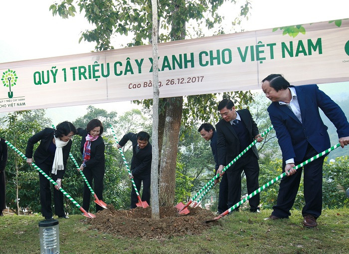 Bà Đặng Thị Ngọc Thịnh – Ủy viên Ban Chấp hành Trung ương Đảng, Phó Chủ tịch nước Cộng hòa Xã hội Chủ nghĩa Việt Nam cùng các Đại biểu trồng cây tại Khu di tích Quốc gia đặc biệt Pác Bó, tỉnh Cao Bằng. Bà Đặng Thị Ngọc Thịnh – Ủy viên Ban Chấp hành Trung ương Đảng, Phó Chủ tịch nước Cộng hòa Xã hội Chủ nghĩa Việt Nam cùng các Đại biểu trồng cây tại Khu di tích Quốc gia đặc biệt Pác Bó, tỉnh Cao Bằng.