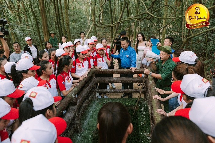 Các thí sinh hoa khôi sinh viên tham quan Khu di tích lịch sử Địa đạo Củ Chi. Các thí sinh hoa khôi sinh viên tham quan Khu di tích lịch sử Địa đạo Củ Chi.
