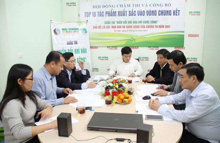 Ban Giám khảo chấm các tác phẩm dự thi tại vòng chung kết cuộc thi “Biến đổi khí hậu với cuộc sống”. Ban Giám khảo chấm các tác phẩm dự thi tại vòng chung kết cuộc thi “Biến đổi khí hậu với cuộc sống”.